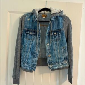 American Eagle jacket. Size medium. Cropped to waist. Lightly worn.